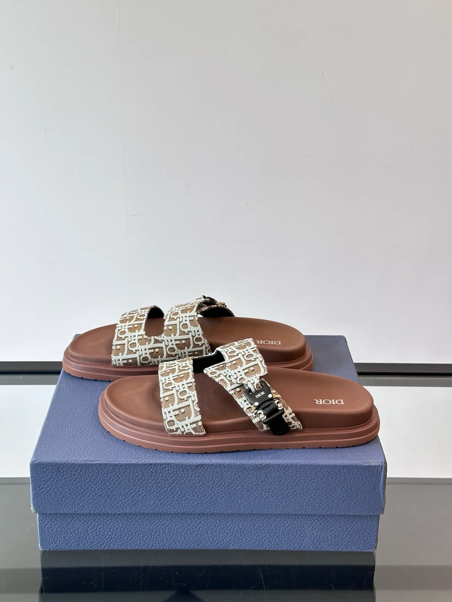 Factory price: 300💰Dior Aqua men's sandals and slippers. Showcasing Dior haute couture design. The Dior gray suede strap is accented with an aluminum Dior buckle for added style. Paired with a comfortable tonal notch sole, they pair easily with shorts or jeans for a sophisticated look. Main body: suede cow leather, technical fabric lining: cow leather, with adjustable straps, aluminum Dior buckle, Dior gray EVA insole, tonal notch rubber outsole splicing structure👌👌 size: 38-44 (45.46 customized)